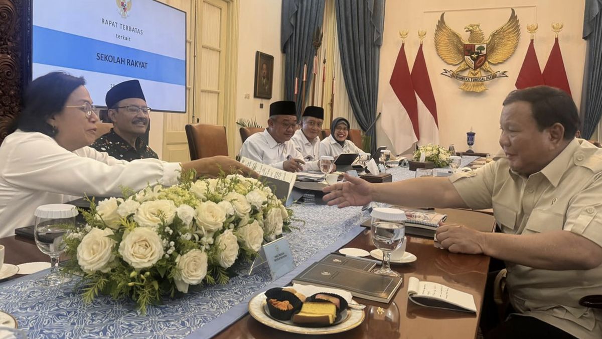 Prabowo Kepo, Tiba-tiba Cek Buku Catatan Sri Mulyani Saat Rapat