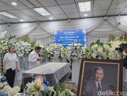 Pramono Naik TransJ ke Rumah Duka, Kenang Nasihat Kwik Kian Gie soal Jakarta