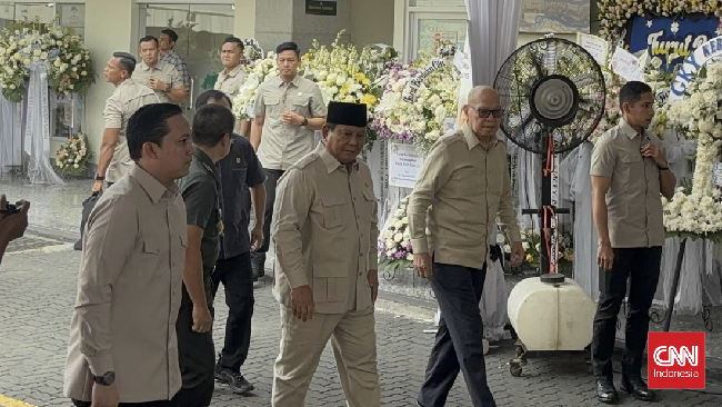 Presiden Prabowo Subianto melayat ke rumah duka mantan Menko Ekonomi Kwik Kian Gie yang meninggal di usia 90 tahun. Prabowo disambut keluarga mendiang.