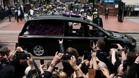 FOTO: Penghormatan Terakhir Fan Jelang Pemakaman Ozzy Osbourne