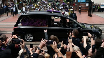 FOTO: Penghormatan Terakhir Fan Jelang Pemakaman Ozzy Osbourne