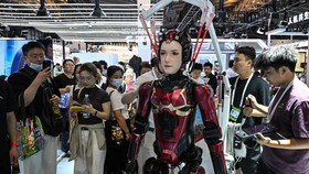 Robot Humanoid Bekerja di Mal China Tarik Perhatian Publik