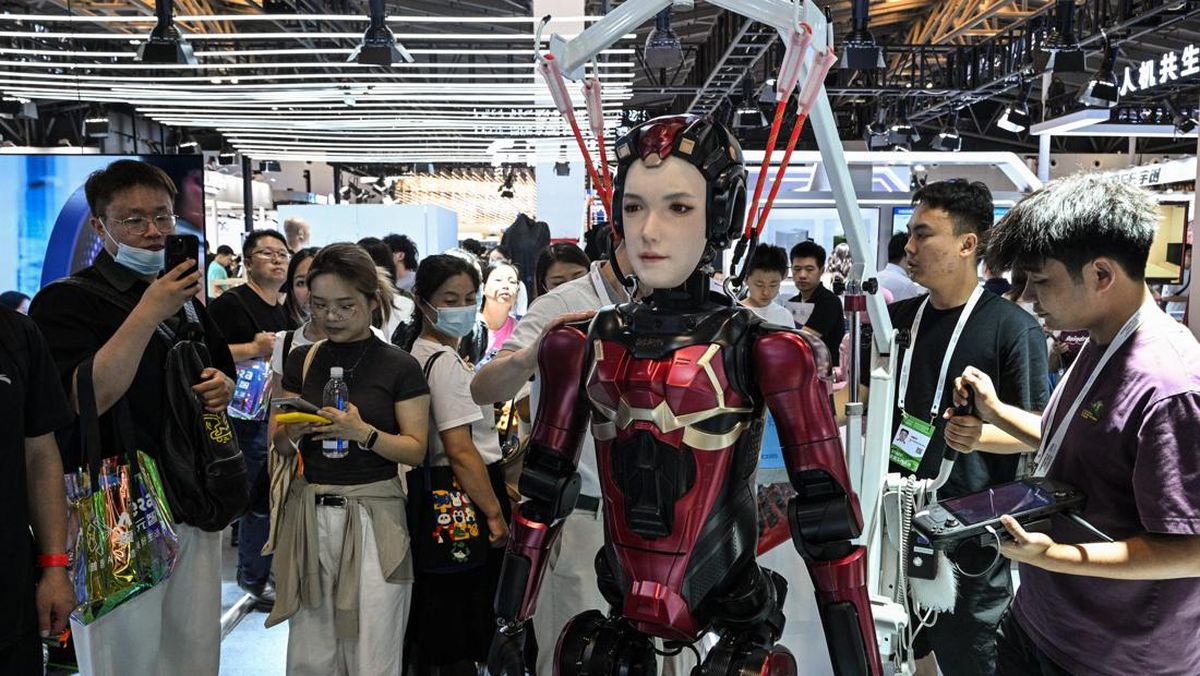 Robot Humanoid Bekerja di Mal China Tarik Perhatian Publik