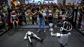 FOTO: Robot-robot Canggih Pamer Kemampuan di WAIC 2025
