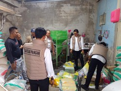 Polisi Gerebek Gudang Beras Oplosan, Seorang ASN di Lombok Ditangkap!