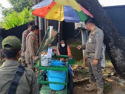 Satpol PP Tertibkan 50 PKL di Trotoar Jalan Urip Sumoharjo-Perintis Makassar