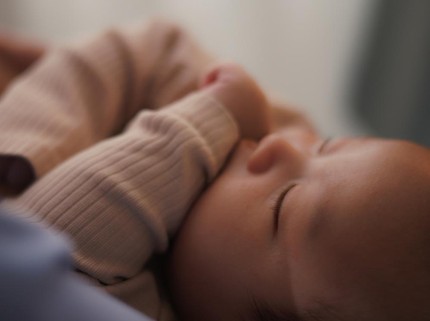 Viral Ayah Tenangkan Bayi dengan Suara 'Om', Benarkah Bikin Si Kecil Berhenti Nangis?