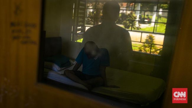 Pengalaman melihat sosok atau mendengar suara aneh tak selalu mistis. Dokter jelaskan, gangguan otak bisa picu halusinasi dan perubahan persepsi.