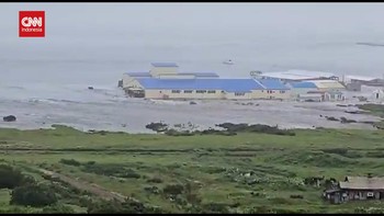 VIDEO: Tsunami Terjang Rusia usai Gempa 8,7 M, Tenggelamkan Pabrik