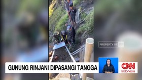 VIDEO: Gunung Rinjani Dipasang Tangga dan Pengaman