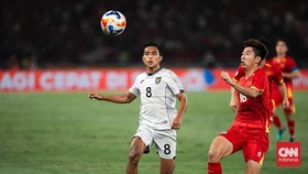 Rayhan Hannan berupaya mengejar bola dalam laga final Piala AFF U-23 di SUGBK, Selasa (29/7) malam.