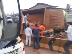 Video: Truk Tanah Terguling Timpa Alphard di Tol Karawang Barat