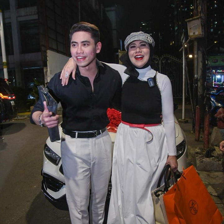 <p>Verrell&nbsp;dan Athalla juga menyiapkan kado spesial untuk sang Bunda yang berulang tahun. Venna mendapatkan hadiah mobil dari kedua putranya. Perempuan bernama lengkap Venna Melinda Bruglia ini sempat menitikkan air mata haru saat melihat hadiah dari kedua anaknya. (Foto: Instagram @athallanaufal7/ @vennamelindareal)</p>