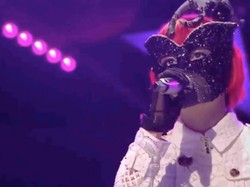 Ditunggu 22 Juta Fans, Penyanyi Bertopeng dari China Tunda Konser Perdana
