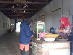 Emak-emak Klaten Ini Buka Warung di Makam, Auto Tutup Jika Ada yang Meninggal