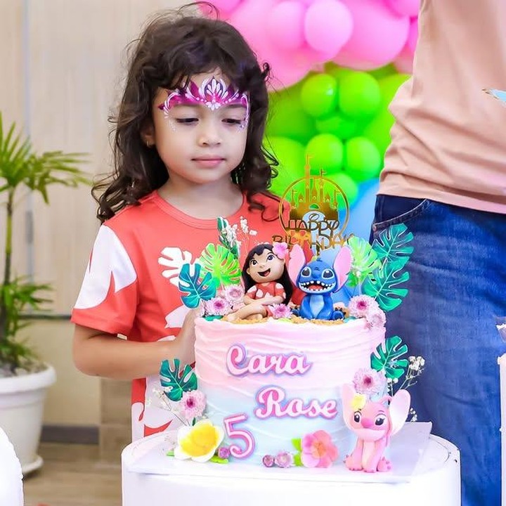 <p>Rianti membagikan potret bahagia sang putri melalui media sosialnya. "Jumat kemarin putri kecilku berusia 5 tahun! Selamat ulang tahun Cara Rose Kanaya Nainggolan, kami mencintaimu sepenuh hati, hidup kami lebih indah karena kehadiranmu. <em>Yeay</em> @casalfonso, kita berhasil melewati masa Golden Years ini, dan semoga ada banyak tahun luar biasa lainnya membesarkan Ratu kecil kita ini," tulis Rianti. (Foto: Instagram @riantic)</p>