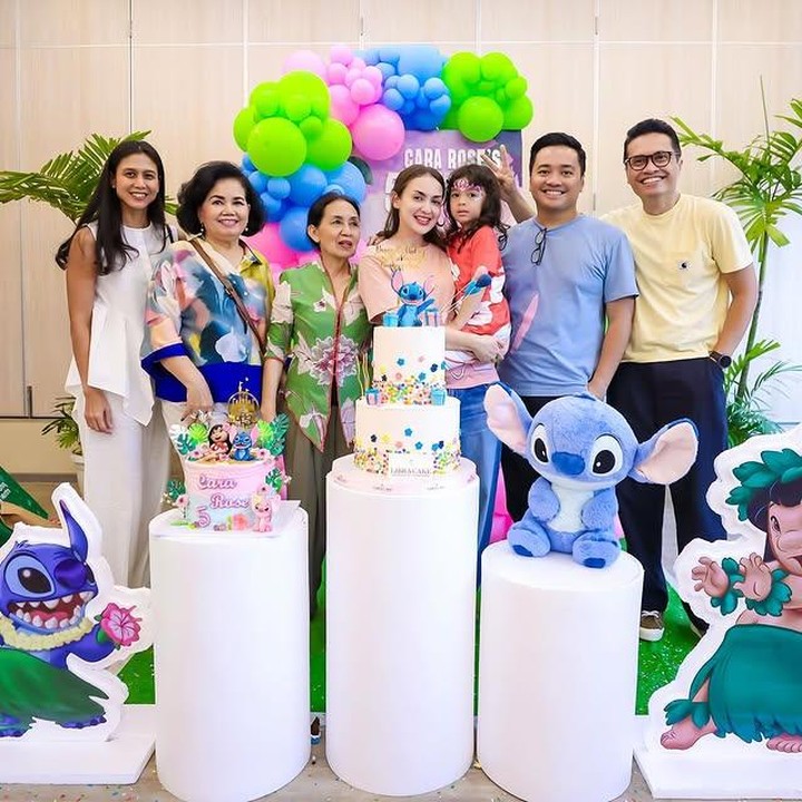 <p>Tak hanya itu, Rianti juga menyampaikan rasa terima kasihnya kepada semua teman, orang tua, guru, dan keluarga yang turut hadir dan membuat pesta ulang tahun Cara Rose semakin menyenangkan. "Terima kasih kepada semua teman, orang tua, guru, dan keluarga yang merayakan bersama kami. Kami sangat menghargai kehadiran kalian semua," tulisnya. (Foto: Instagram @riantic)</p>
