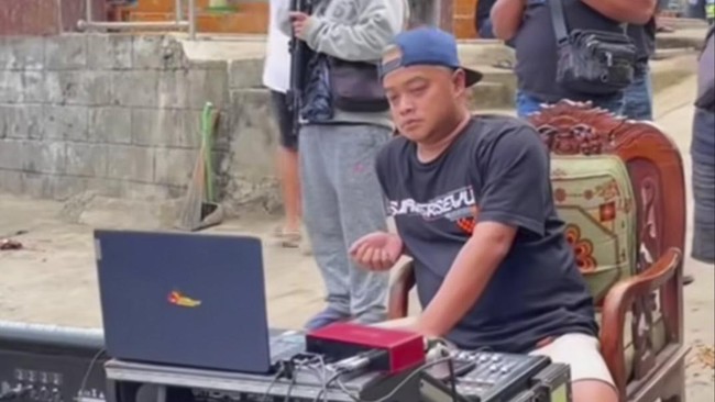 Memed Potensio, teknisi 'sound horeg' viral, berbagi kisahnya. Ia menjelaskan fenomena dan kontroversi di balik sound system yang menggelegar di Jawa Timur.