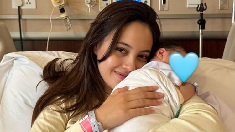 Anggika Bolsterli Melahirkan Anak Pertama