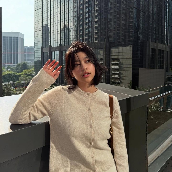 <p>Aqueene Aziz Djorghi telah menginjak usia 17 tahun pada 17 April 2025. Putri pasangan Sultan Djorghi dan Annisa Trihapsari ini telah beranjak menjadi gadis cantik. Bahkan kini, ia mulai terjun ke dunia hiburan seperti kedua orang tuanya. (Foto: Instagram@aqueneazizdjorghi)</p>
