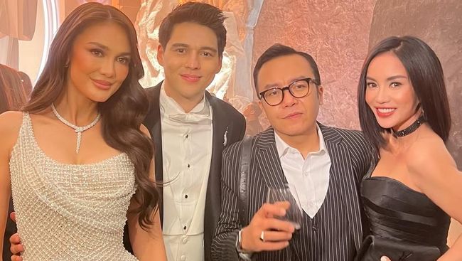 Ari Lasso Gandeng Mesra Pacar Baru di Resepsi Luna Maya