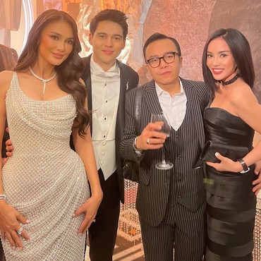 Kasmaran, Ini 7 Potret Ari Lasso Gandeng Pacar Sosialita di Resepsi Luna-Maxime