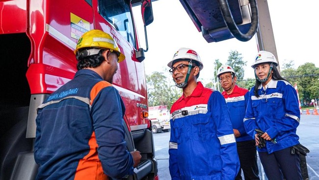 Dirut Pertamina Tinjau Langsung Distribusi BBM Tambahan ke Jember Direktur Pertamina Patra Niaga, Hari Purnomo meninjau distribusi BBM ke Jember, dan menambah 96 mobil tangki untuk normalisasi pasca penutupan Jalur Gumitir.