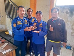 Tak Hanya Manusia, Damkar Lamongan Juga Lepas Cincin dari Burung Kenari