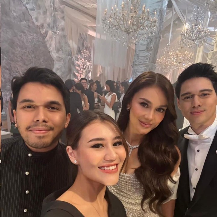 <p>Pasangan muda Aaliyah Massaid dan Thariq Halilintar juga turut hadir merayakan kebahagiaan Luna dan Maxime. Lewat potret selfie yang dibagikan di media sosial, keduanya terlihat serasi dalam balutan busana serba hitam. Senyum hangat Aaliyah dan Thariq di samping kedua pengantin menambah kebahagiaan di malam itu. (Foto: Instagram @aaliyah.massaid)</p>
