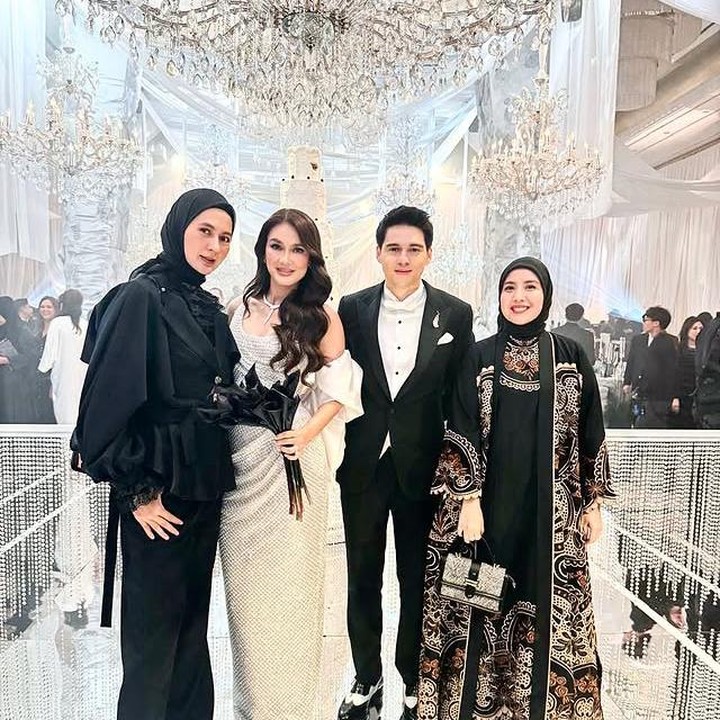<p>Aktris Tya Ariestya terlihat datang ke resepsi bersama sahabatnya, Paula Verhoeven. Tya tampak memesone dengan <em>dress</em> hitam bermotif batik yang ia kenakan. Dalam momen bahagia ini, Tya berfoto bersama Luna dan Maxime sembari menuliskan doa terbaik untuk keduanya. "Selamat kak @lunamaya &amp; @bouttier_maxime , semoga menjadi keluarga yg sakinah, mawadah, warohmah," tulis Tya lewat unggahan Instagramnya, Rabu (30/07/2025). (Foto: Instagram @tya_ariestya)</p>