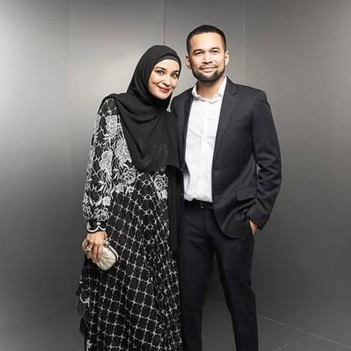 <p>Pasangan Shireen Sungkar dan Teuku Wisnu tak ketinggalan hadir di pesta mewah ini. Shireen tampil menawan dalam <em>dress</em> hitam bermotif bunga putih, sementara Teuku Wisnu setia mendampinginya. Melalui unggahan di Instagram, Shireen menuliskan doa manis untuk sahabatnya. "Masyaallah tabarakAllah. Smoga Allah taala berkahi pernikahan ka Lunaaa dan Maxime selaluu," tulisnya. (Foto: Instagram @shireensungkar)</p>