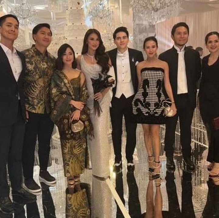<p>Aktris berbakat Nikita Willy, yang dikenal dengan segudang prestasi di dunia seni peran, hadir bersama sang suami, Indra Priawan. Pasangan ini kompak mengenakan busana dengan sentuhan batik hijau yang memberi kesan segardi tengah dominasi warna hitam para tamu lainnya. Kehadiran mereka pun langsung mencuri perhatian para tamu undangan. (Foto: Instagram @nikitawillyofficial94)</p>