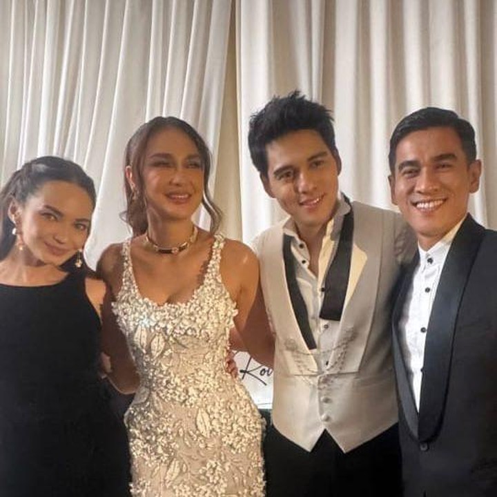 <p>Presenter sekaligus aktris Enzy Storia datang bersama suaminya, Maulana Kasetra. Pasangan ini terlihat serasi, Enzy tampil dengan <em>dress</em> hitam sederhana nan elegan, sementara sang suami terlihat gagah dalam setelan jas hitam. Keduanya tampak bahagia bisa hadir di momen istimewa sahabat mereka ini. (Foto: Instagram @enzystoria)</p>