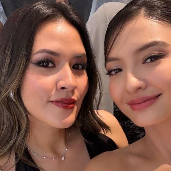 <p>Aktris Raline Shah juga menyempatkan diri hadir di malam bahagia Luna dan Maxime. Berbeda dari tamu lainnya, Raline memilih tampil manis dengan dress pink yang anggun. Ia terlihat berpose bersama Raisya di tengah resepsi pernikahan megah ini. (Foto: Instagram @ralineshah)</p>