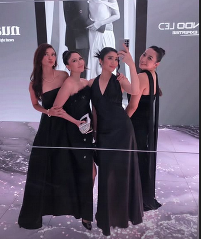 Dress bustier hitam dengan aksen feather dan belahan tinggi jadi pilihan Jessica Mila, makin anggun dengan clutch perak dan heels gelap elegan. (Jessica Mila/Foto: instagram.com/febbyrastanty)