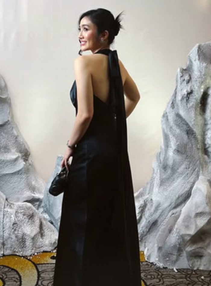 Febby Rastanty tampil berani dengan gaun hitam backless berpita besar dan high slit. Dipadukan clutch dan heels hitam, gayanya dramatis tapi tetap anggun. (Febby Rastanty/Foto: instagram.com/febbyrastanty)
