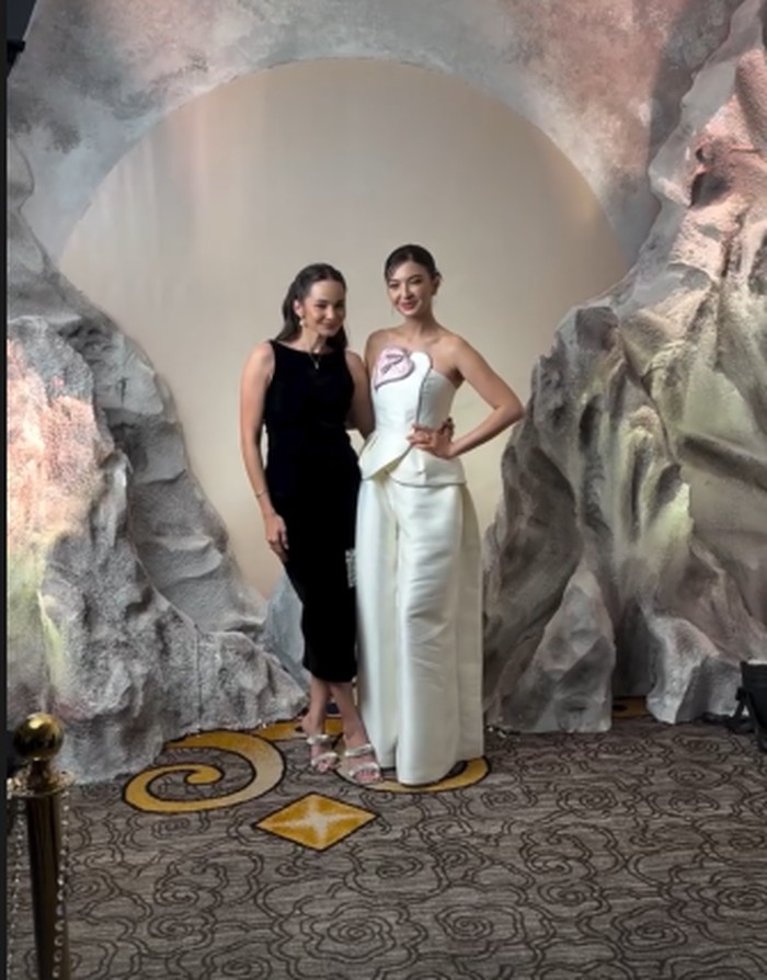 Gaya serba putih ala Raline Shah dipermanis dengan detail bunga anggrek pink di atasan strapless dan celana longgar yang menambah kesan jenjang. (Raline Shah/Foto: instagram.com/stories/ralineshah)