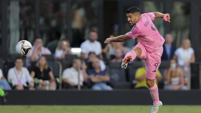 Suarez Minta Maaf Usai Ludahi Ofisial Seattle Sounders Penyerang Inter Miami Luis Suarez meminta maaf setelah meludahi ofisial Seattle Sounders dalam final Piala Liga, Senin (1/9).