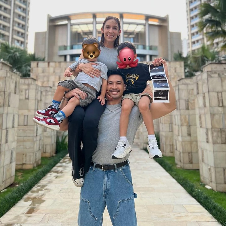 <p>Yoshi mengungkap bahwa sang istri bakal melahirkan anak ketiga mereka pada akhir tahun 2025. Bintang film <em>Serigala Langit</em> ini tak menjelaskan tentang detail terkait kehamilan sang istri, termasuk usia kehamilannya. Ia hanya mengungkap panggilan untuk calon anak ketiganya, yakni Baby Bakso. "<em>Baby Bakso will be here end of 2025</em>!" ungkap Yoshi. (Foto: Instagram @yoshi_sudarso)</p>