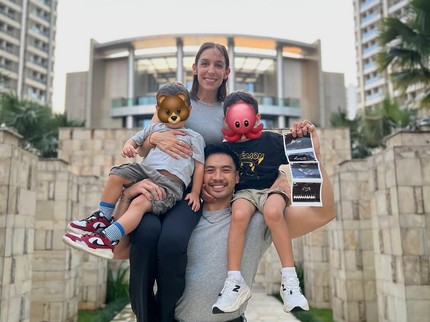 5 Potret Yoshi Sudarso dan Istri Umumkan Hamil Anak Ketiga, Siap Sambut Baby Girl