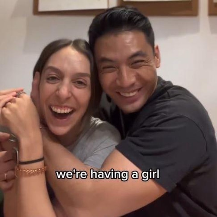 <p>Dalam unggahan lain, Yoshi dan sang istri mengungkap jenis kelamin anak ketiga mereka ke publik. Pasangan yang menikah pada Juli 2015 ini bakal dikaruniai anak perempuan, Bunda. Yoshi tampak begitu bahagia saat mengetahuinya. "Kita akan memiliki anak perempuan," katanya sambil memeluk Sarah. (Foto: Instagram @yoshi_sudarso)</p>