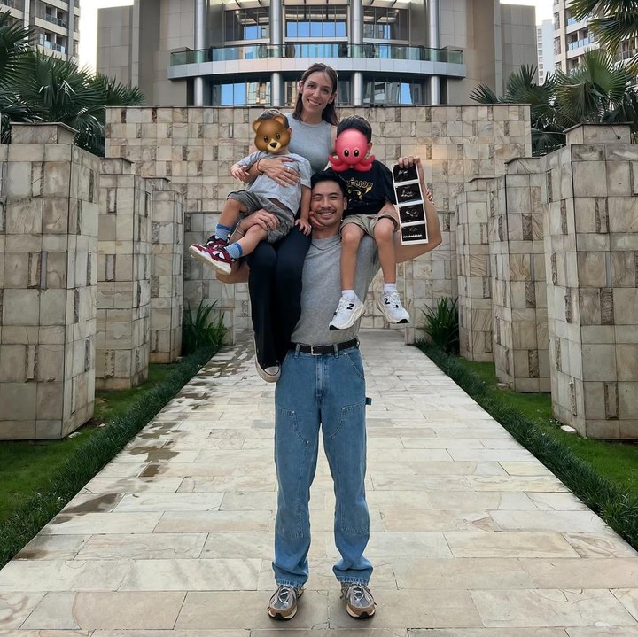 <p>Kabar bahagia datang dari keluarga aktor Yoshi Sudarso, Bunda. Pria kelahiran Jakarta ini baru saja mengumumkan kehamilan ketiga istrinya Sarah Garcia. Kabar ini dibagikan melalui unggahan di akun Instagram keduanya. (Foto: Instagram @yoshi_sudarso)</p>