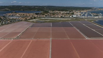 FOTO: Ladang Garam Merah Muda yang Memukau di Gruissan Prancis