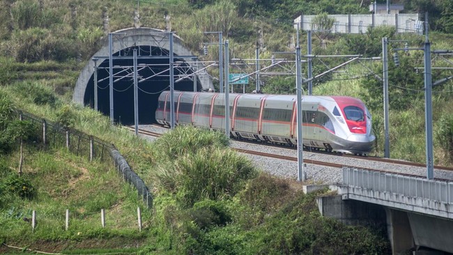 Proyek Kereta Cepat Jakarta-Bandung (Whoosh) mencatat kerugian Rp1 triliun pada semester I 2025 dan membebani keuangan PT KAI.