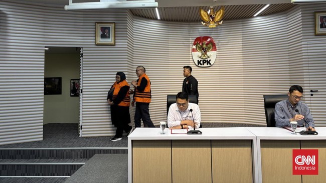 KPK menahan dua mantan petinggi PT Pertamina, Hari Karyuliarto dan Yenni Andayani, terkait dugaan korupsi pengadaan LNG yang merugikan negara US$113 juta.