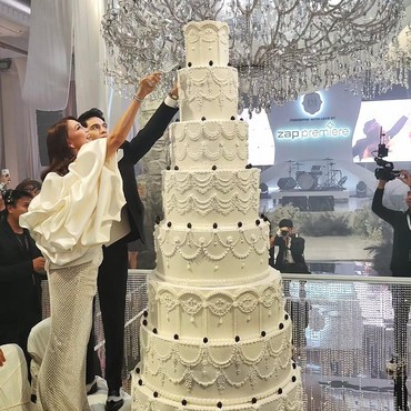 Dihadiri Prilly Latuconsina, Ini 7 Foto Resepsi Mewah ke-2 Luna Maya & Maxime Bouttier