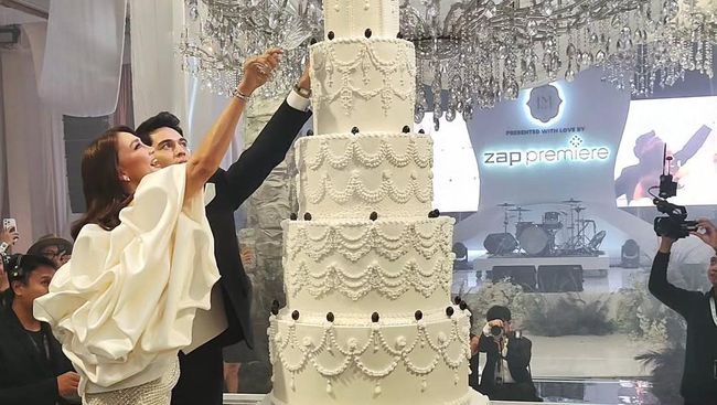 Dihadiri Prilly Latuconsina, Ini 7 Foto Resepsi Mewah ke-2 Luna Maya dan Maxime Bouttier