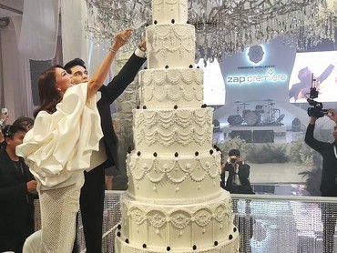 img-title Dihadiri Prilly Latuconsina, Ini 7 Foto Resepsi Mewah ke-2 Luna Maya & Maxime Bouttier