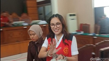 img-title Protes Teman Ketika Nikita Mirzani Ngamuk Ogah Dibawa ke Rutan