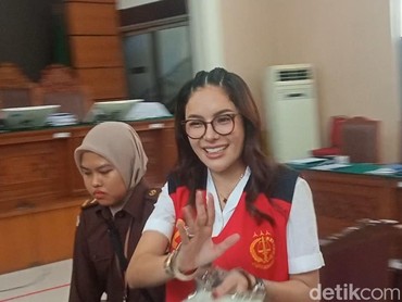 img-title Nikita Mirzani Bakal Putar Rekaman yang Diduga Berisi Percakapan Reza Gladys di Sidang